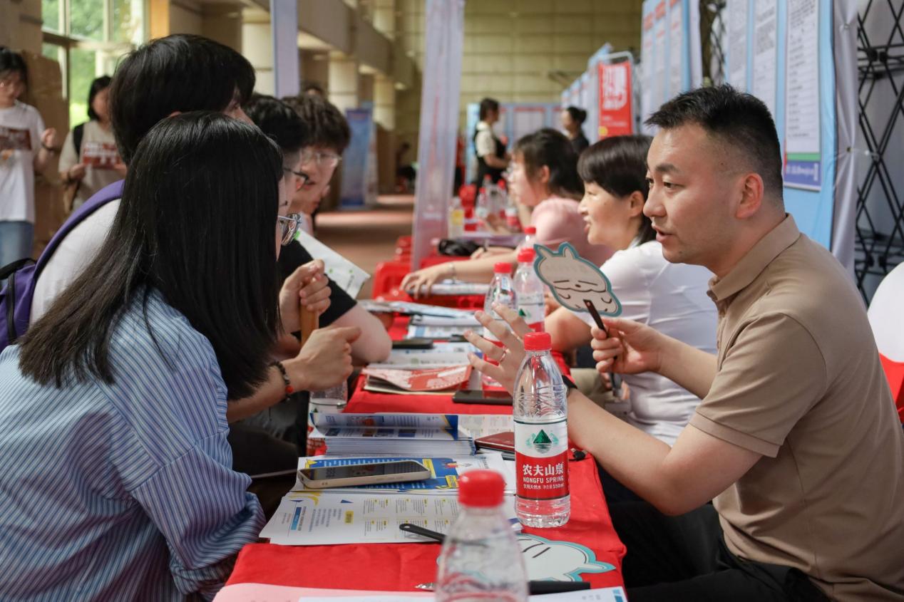 37000cm威尼斯“百日冲刺促就业”2023届毕业生夏季双选会现场。37000cm威尼斯供图